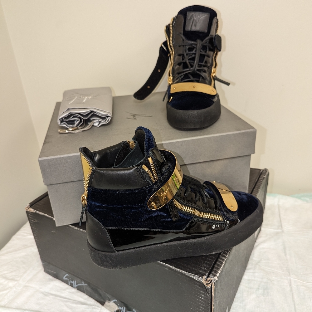 Boots - Picture 7 of 8